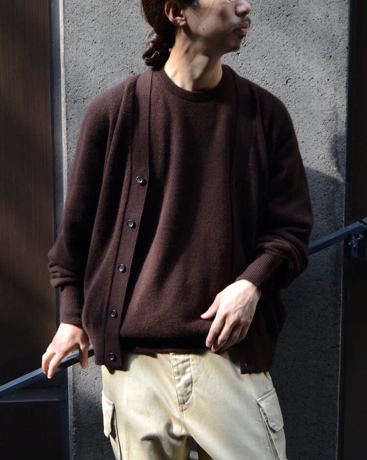 寒さがこたえる前に、1LDKとヘリルのカシミヤニットで冬支度を