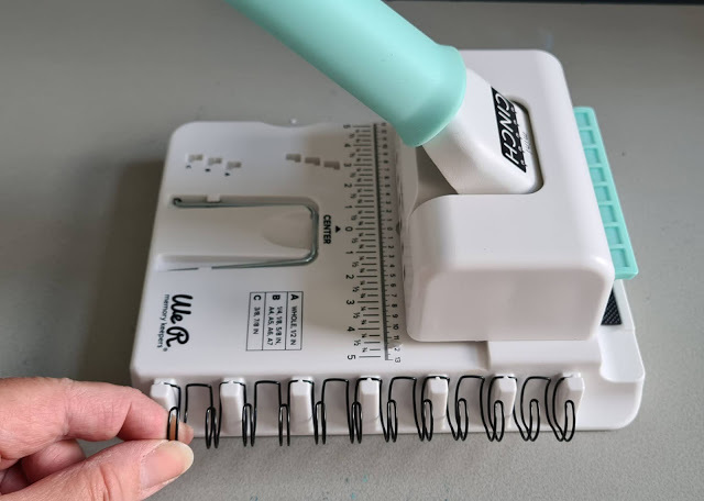 We R Memory Keepers - Mini Cinch Book Binding Tool | HobbyVision