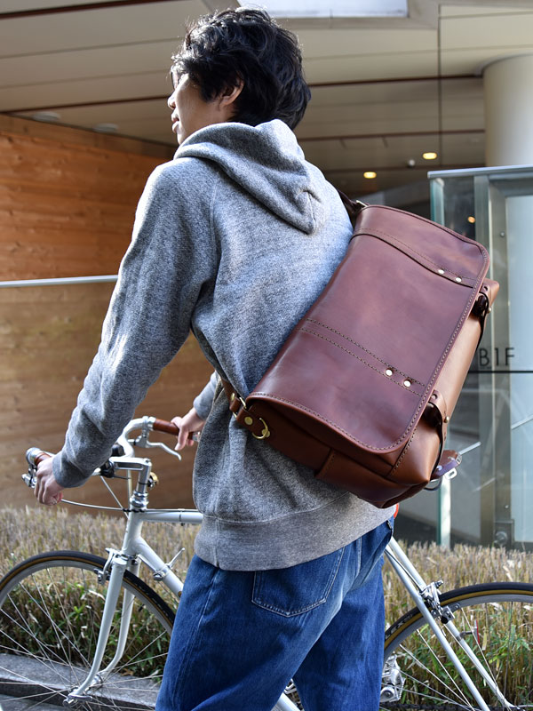 総革で作ったサイズ展開豊富なメッセンジャーバッグ / 革鞄のHERZ