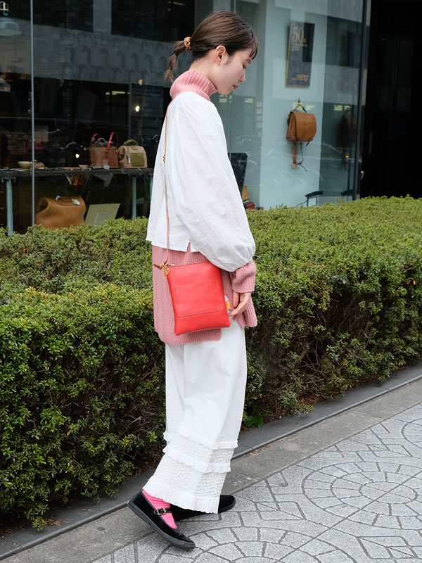 2トーンでポップな仕上がりな本革ショルダーポシェット / 革鞄のHERZ