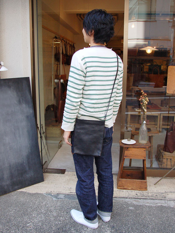 フラットでシンプルなファスナーショルダーバッグ / 革鞄のHERZ(ヘルツ