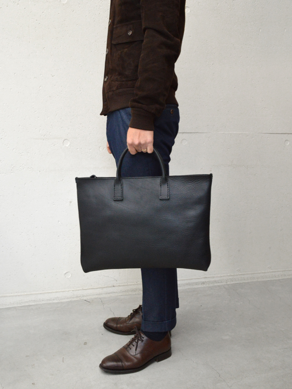 B4・A4用紙が入る贅沢な一枚革仕立ての二本手ブリーフケース / 革鞄の