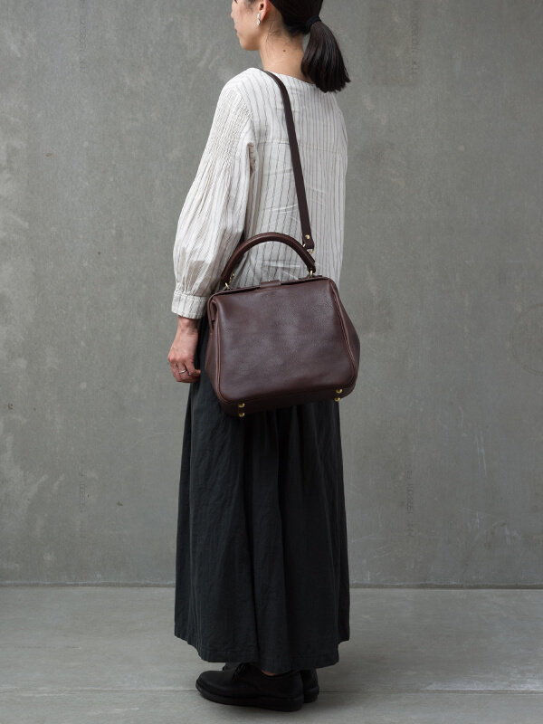 がま口タイプでレディースバッグとして大人気の口枠キューブトート