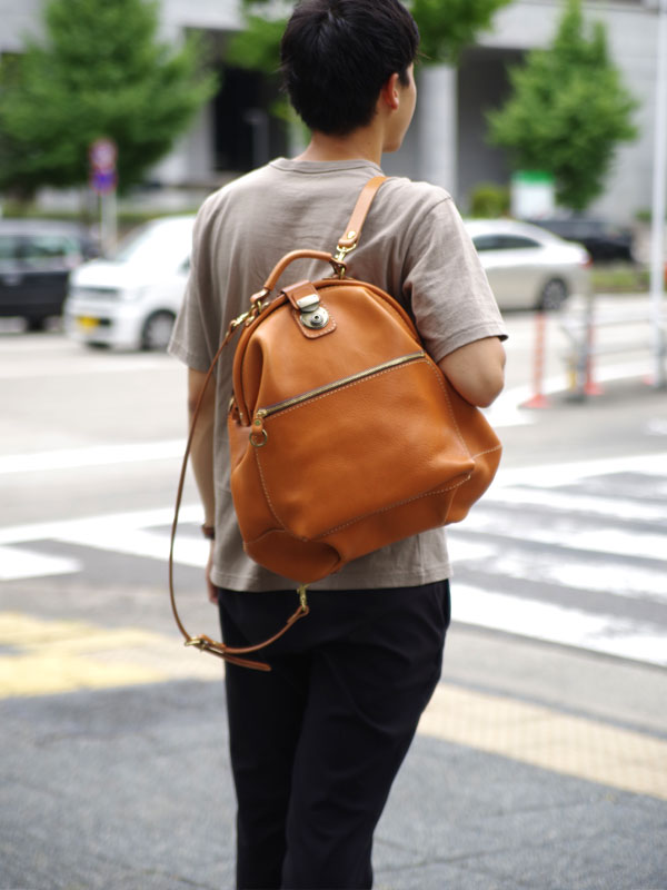 一泊二日の小旅行にも使える人気のワンパクリュック / 革鞄のHERZ