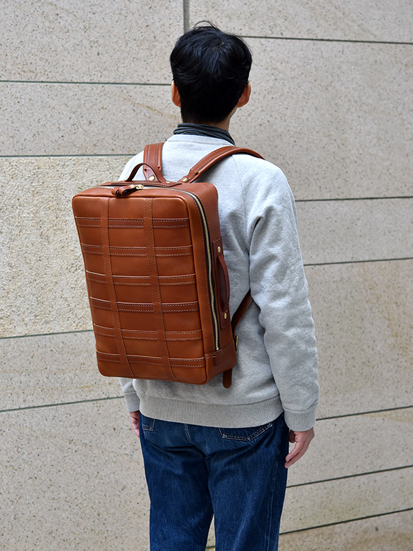 メンズ・レディース問わずで使える革のスクエアリュック / 革鞄のHERZ