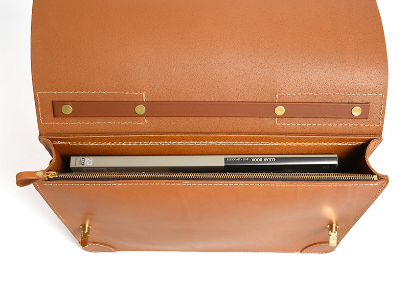 厚い革で丈夫に仕上げたシンプルな丸台おこしブリーフケース / 革鞄の