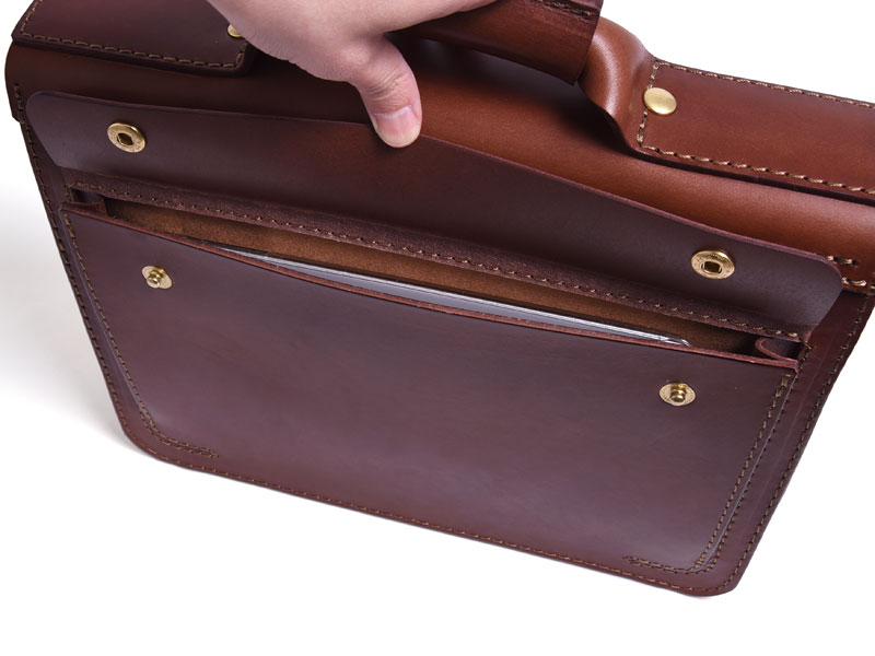 前後にフタ付ポケットが付いた本革の2wayビジネスバッグ / 革鞄のHERZ