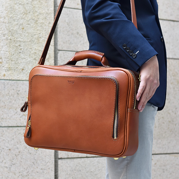 サイズ展開豊富でファスナー式の2wayショルダービジネスバッグ / 革鞄