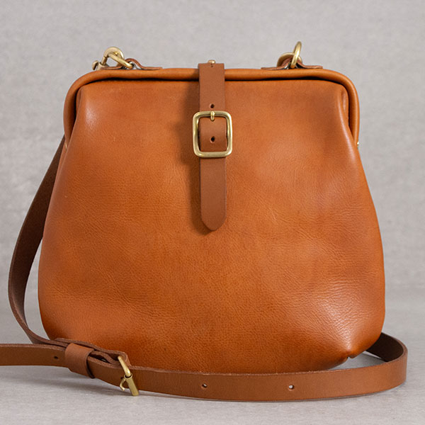 見た目以上に荷物が入るガマ口式の本革ショルダーバッグ / 革鞄のHERZ