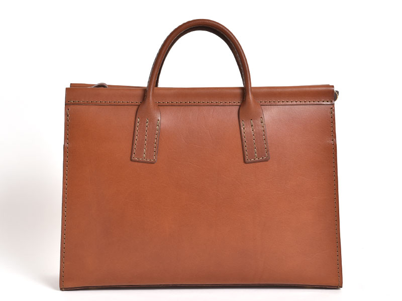 三角マチで収納量を高めたファスナー式二本手ビジネスバッグ / 革鞄の