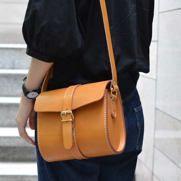 HERZリピーターの方に人気の総革ショルダーポシェット / 革鞄のHERZ