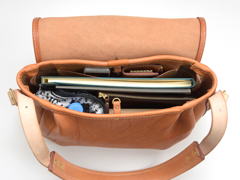 タンドーソフト革で仕上げた総かぶせのメッセンジャーバッグ / 革鞄の