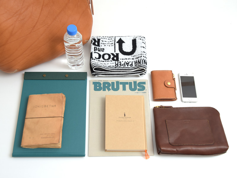 タンドーソフト革で仕上げた総かぶせのメッセンジャーバッグ / 革鞄の