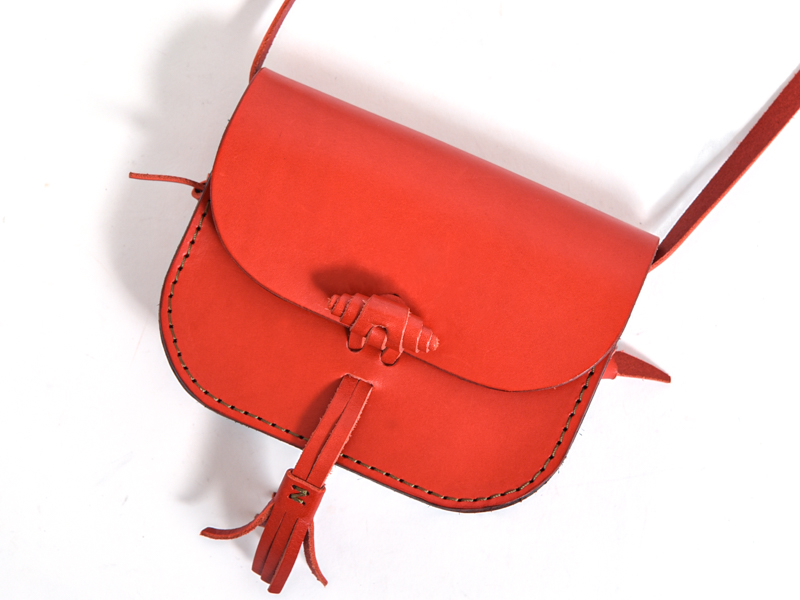 タッセル留めがワンポイントの本革レディースポシェット / 革鞄のHERZ