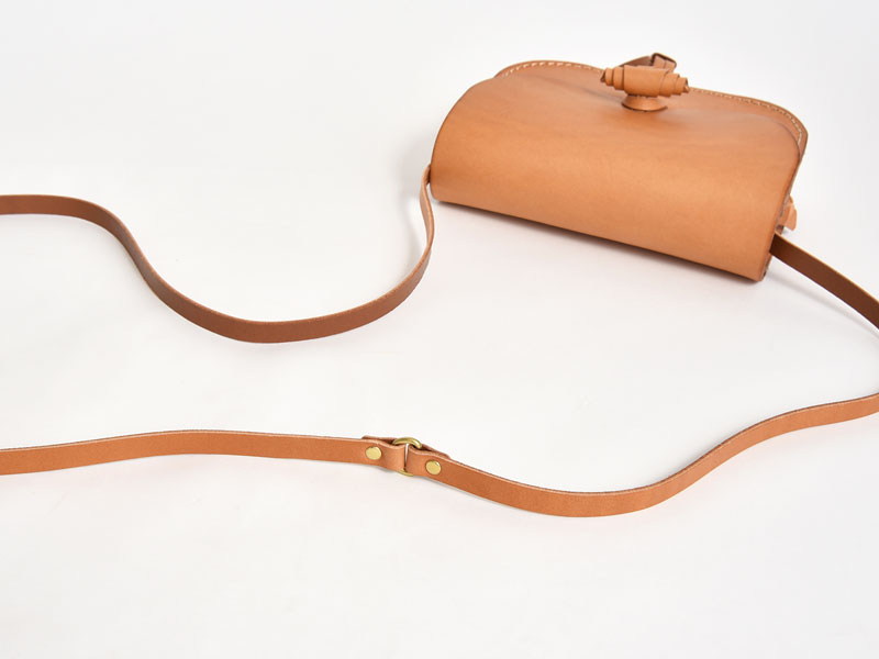 タッセル留めがワンポイントの本革レディースポシェット / 革鞄のHERZ