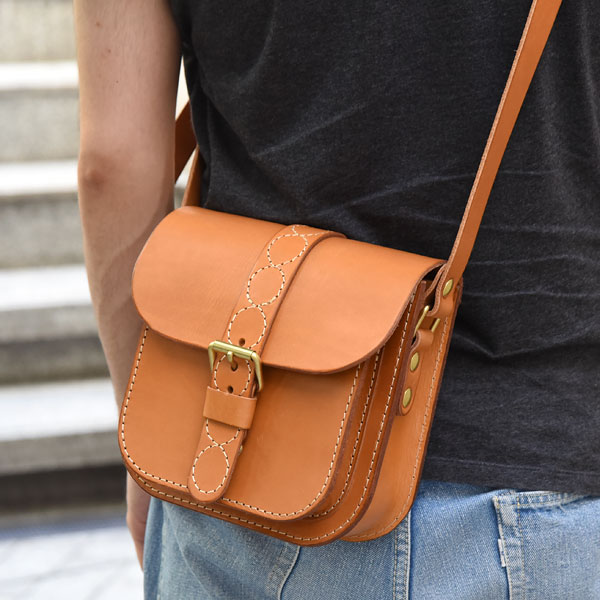 クロスステッチが特徴のハードレザーショルダーバッグ / 革鞄のHERZ