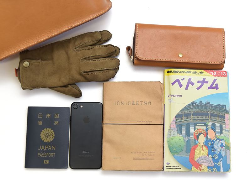 二枚の革で立体を構成した大きめボディバッグ / 革鞄のHERZ(ヘルツ