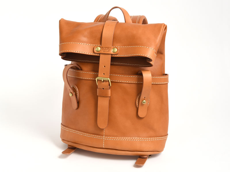 ユニークデザインが目を惹くダブルポケットのおじぎリュック / 革鞄の