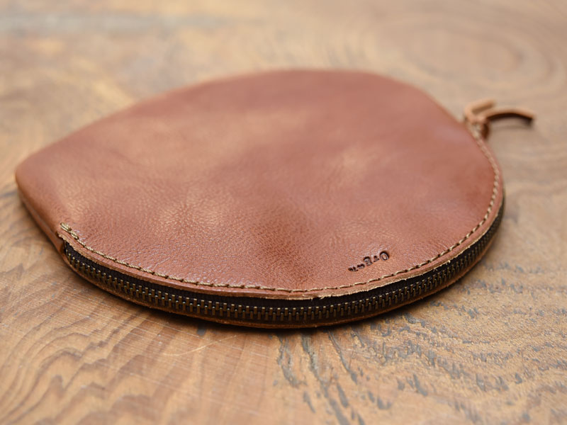 小物を可愛く仕舞える丸いラウンドファスナーポーチ / 革鞄のHERZ