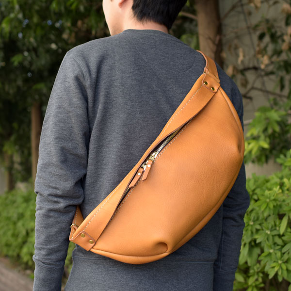 背中にフィットするソフトレザーの三日月ボディバッグ / 革鞄のHERZ