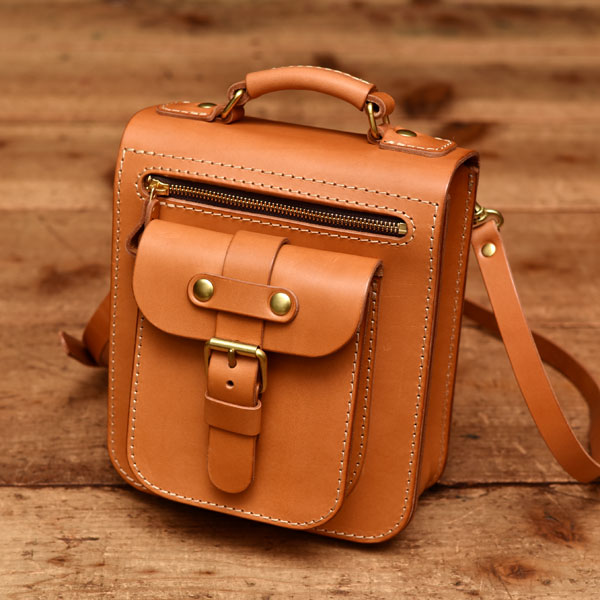 立体ポケットが付いたハードレザーの2wayショルダーバッグ / 革鞄の