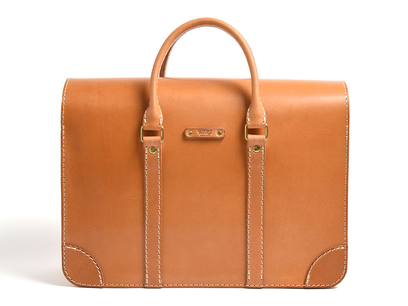 荷物が多いビジネスマンにおすすめの3部屋ダレスバッグ / 革鞄のHERZ