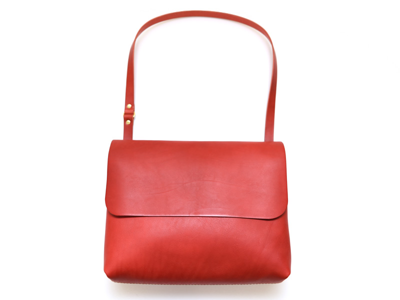 正面から金具が見えないシンプルな半かぶせショルダーバッグ / 革鞄の