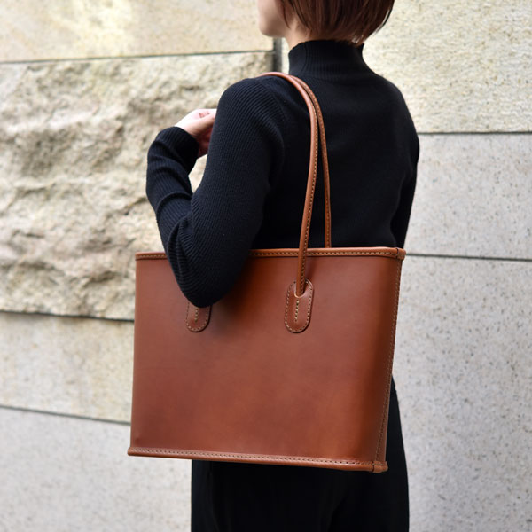 ファスナー付きで使いやすいシンプルなレディーストートバッグ / 革鞄