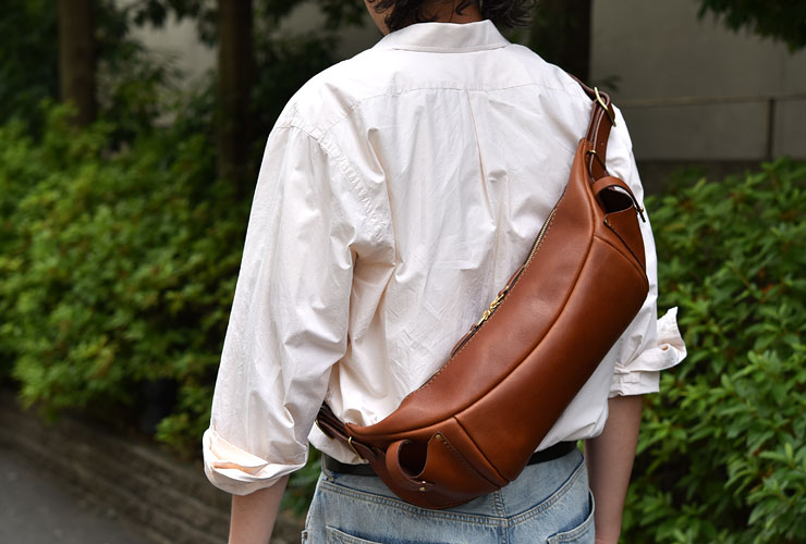 身体に沿う作りと立体的で大容量のボディバッグ / 革鞄のHERZ(ヘルツ