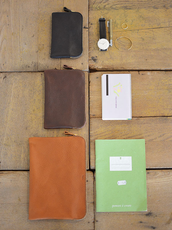 通帳やiPadminiも入るダブルファスナーマルチケース / 革鞄のHERZ