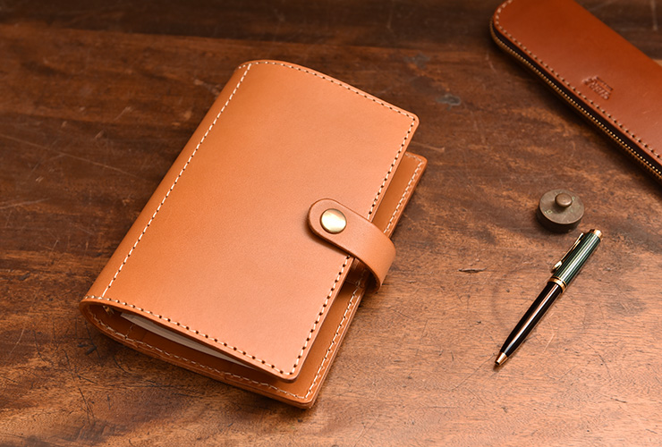 本革で長く使えるバイブルサイズのシステム手帳カバー / 革鞄のHERZ