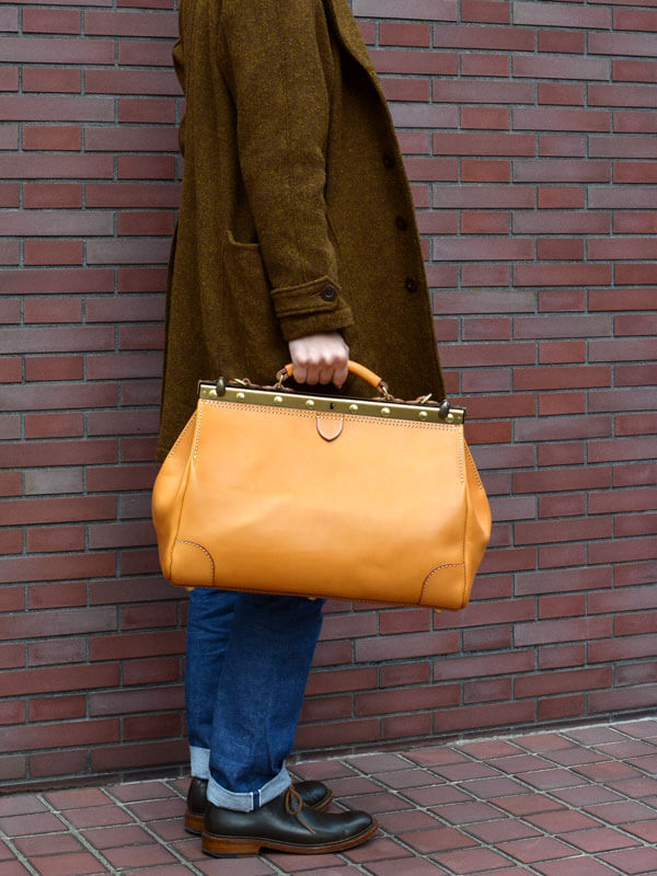 ガレージに置く道具入れをイメージした革製ボストンバッグ / 革鞄の