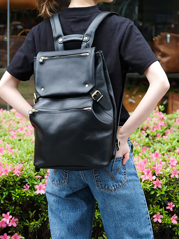 作り手の名前からとった星のリュックはカジュアルなレザーリュック