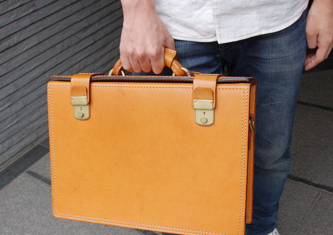 事務スタッフ：久保愛用「パイロットケース・2wayタイプ」｜革鞄・革