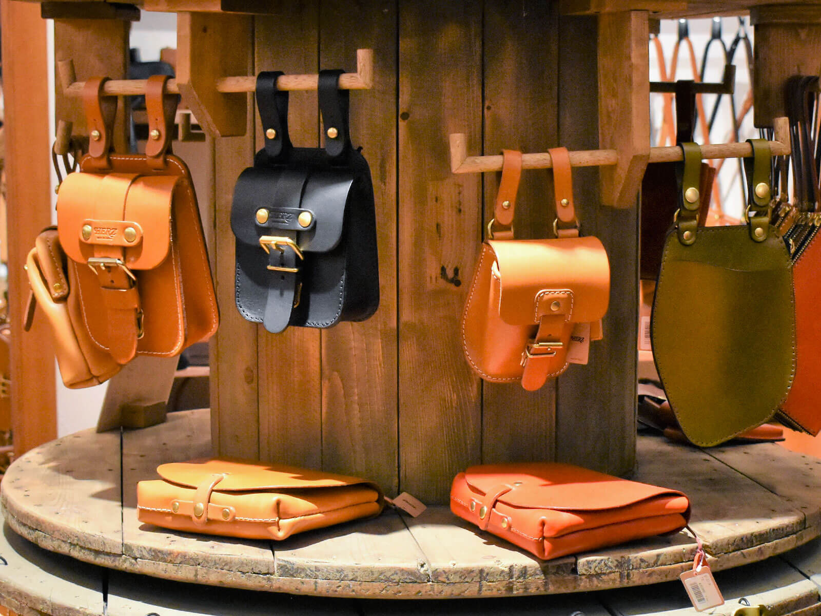 秋にピッタリ。おすすめのベルトポーチ｜革鞄・革小物のHERZ公式通販