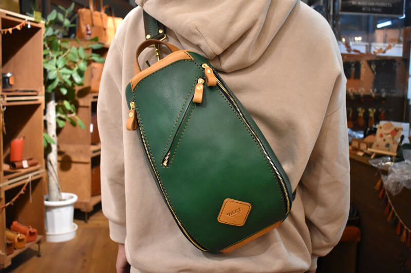 冬の限定色「ボトルグリーン」in 博多店｜革鞄・革小物のHERZ公式通販