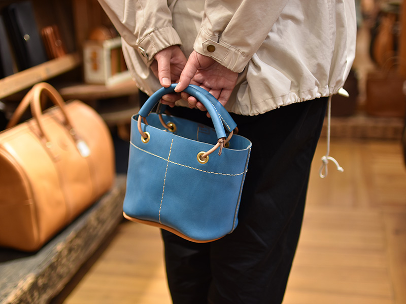 夏の限定革「セルリアンブルー」博多店ラインナップの一部をご紹介｜革