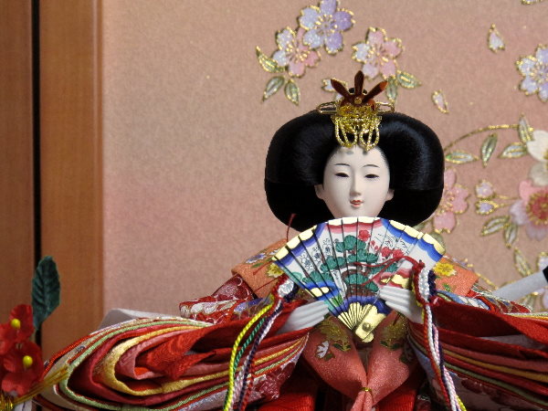 オーソドックスな赤と紺色のお雛様。ピンクの飾り台屏風で彩る収納式