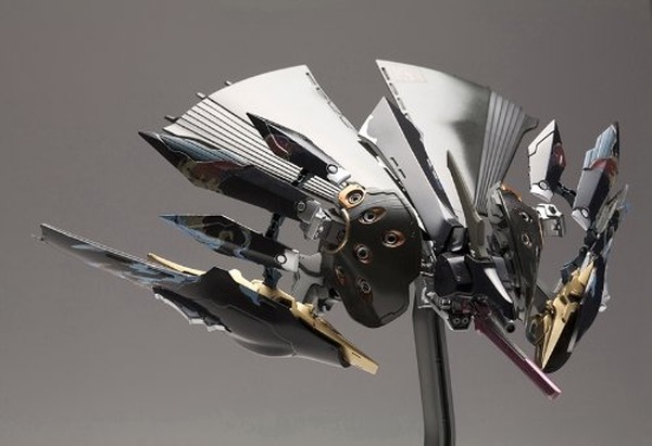 斑鳩』の2P機「飛鉄塊 銀鶏[黒]」が1/144スケールキットに | インサイド