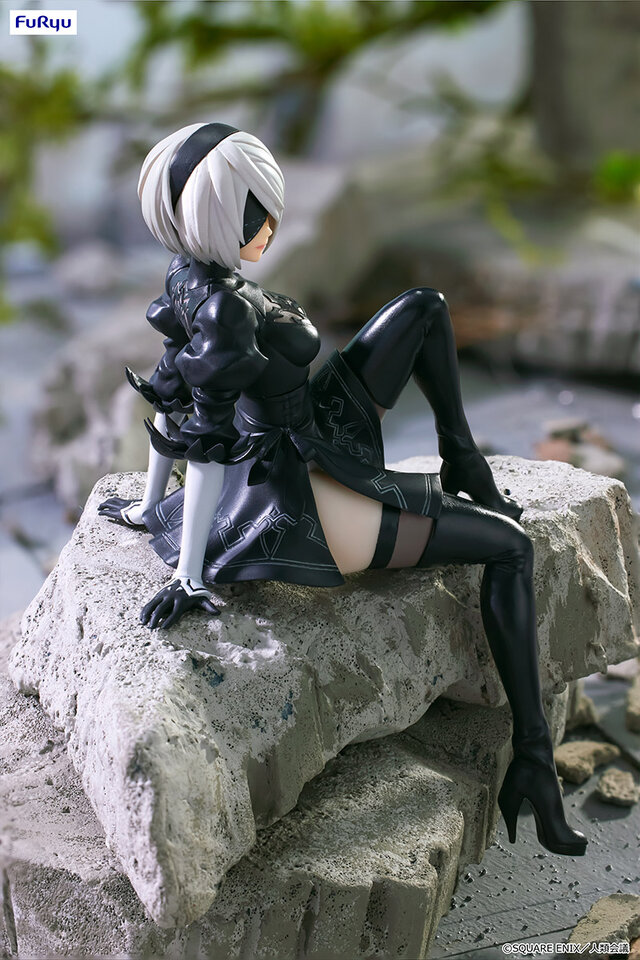 美しい座りポーズで魅せる脚…！「NieR:Automata Ver1.1a」より「2B」の