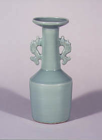 青磁鯱耳付瓶」