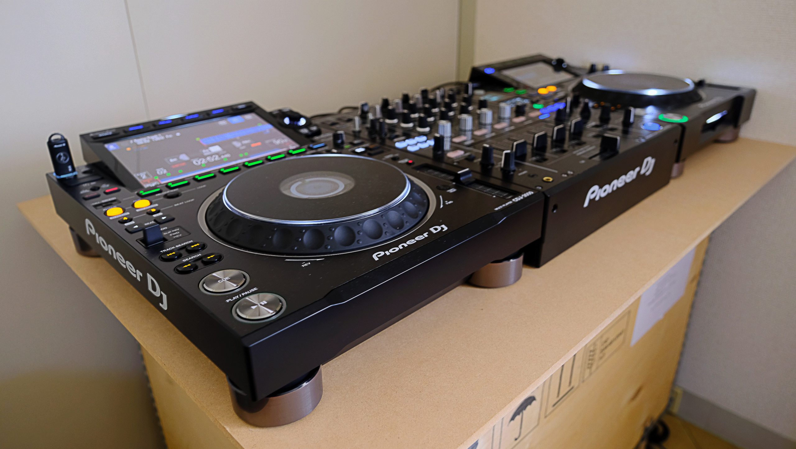 DJの新しいスタンダード「CDJ-3000」が誕生！気になるCDJ-2000NXS2との