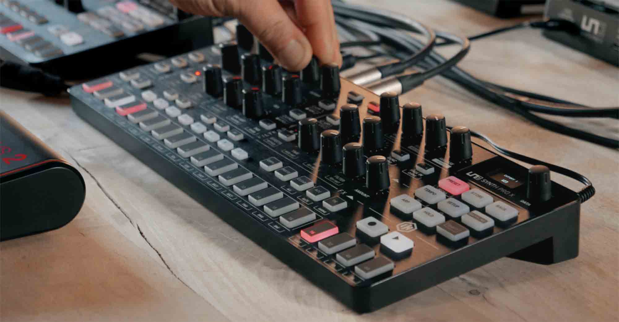 UNO Synth PRO X - Paraphonic Dual Filter Analog Synthesizer