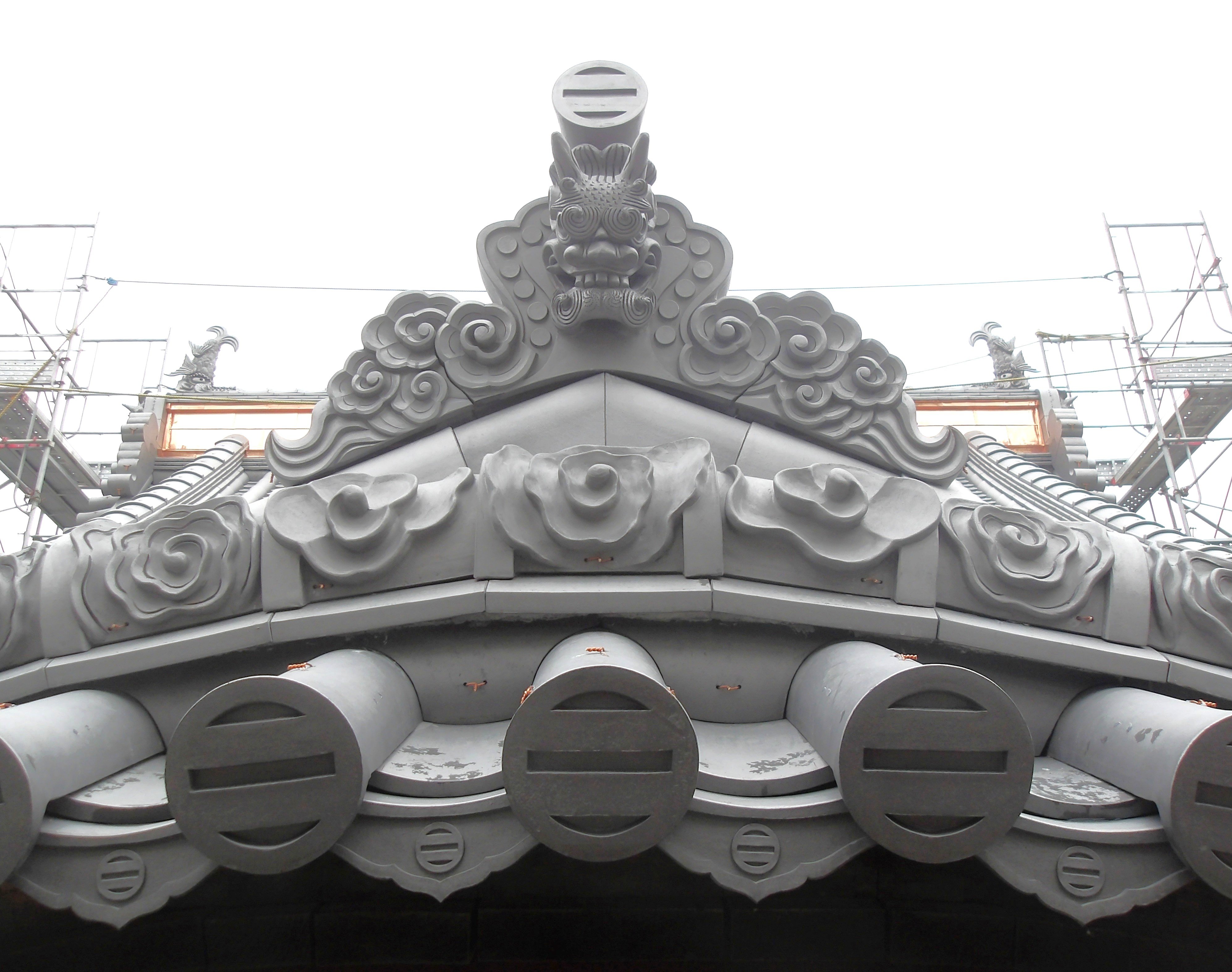 足利市指定文化財の鑁阿寺様中御堂（不動堂 栃木県足利市）の瓦葺きが