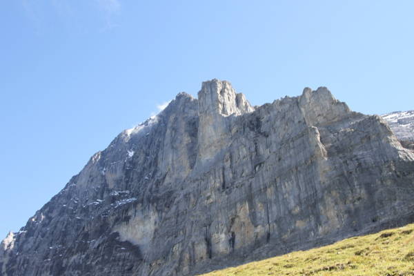 1800メートルの断崖絶壁、アイガー北…：大自然を満喫、夏のスイス