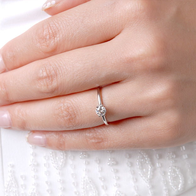 K18/Pt「中石0.3ct シシィ」エンゲージリング｜【オレフィーチェ】Orefice