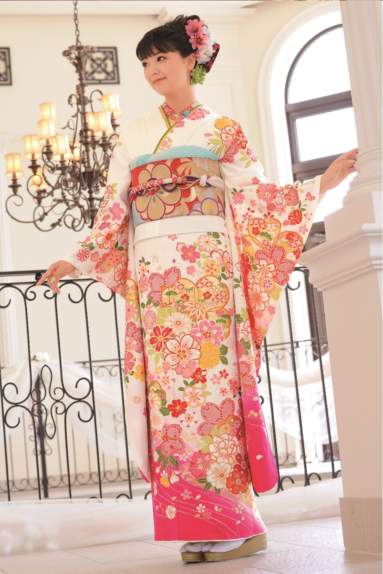 白地に裾のビビッドピンクが映える可憐な古典振袖｜桜＆菊柄の成人式