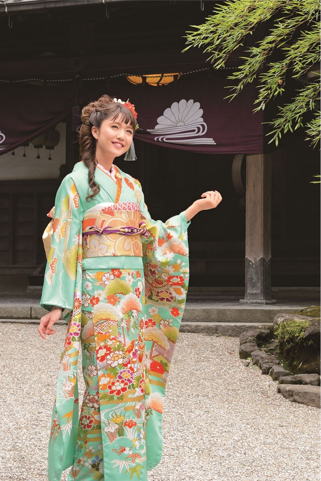 上品なミントグリーン地に牡丹と菊が咲き誇る振袖｜金帯で華やぐ上品