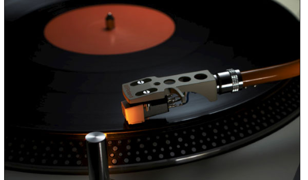 Rolandの909をモチーフにしたターンテーブル「TT-99」が誕生いたしました！