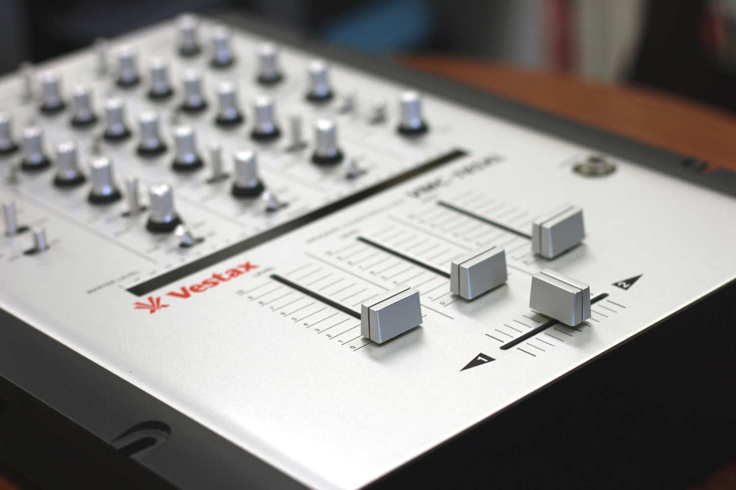 中古品VestaxのDJミキサー、VMC-185XLのご紹介です。